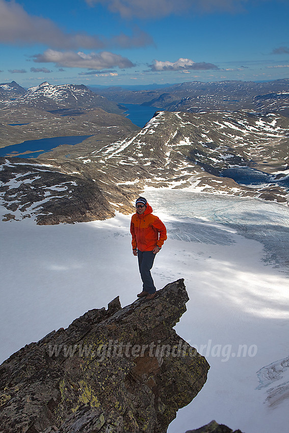 På et luftig fremspring ved Uranostinden. Uranosbreen, Langeskavlen og Bygdin i bakgrunnen.