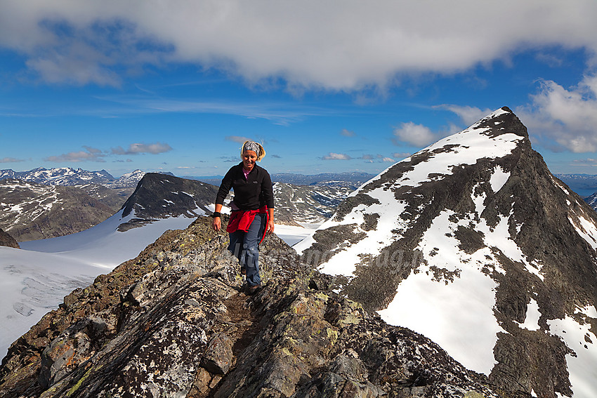 På toppen av Slingsbytinden (2026 moh) med Uranostinden (2157 moh) bak til høyre.