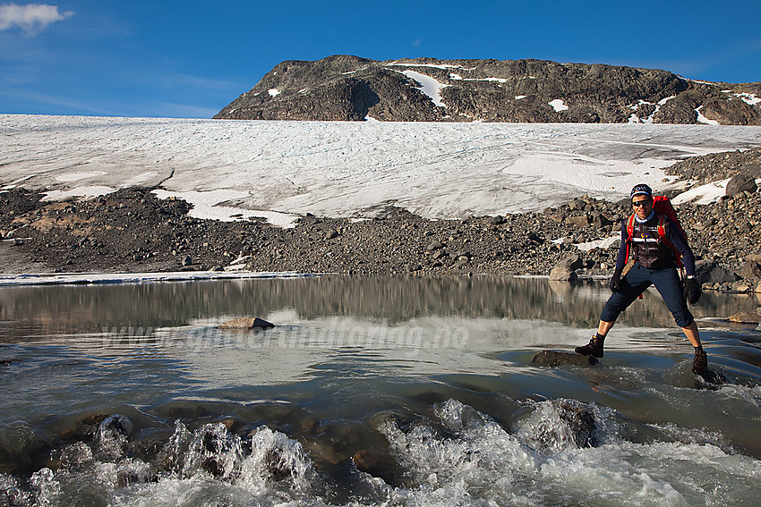 Kryssing av flomstor breelv like nedenfor Uranosbreen med Langeskavltinden (2014 moh) i bakgrunnen.