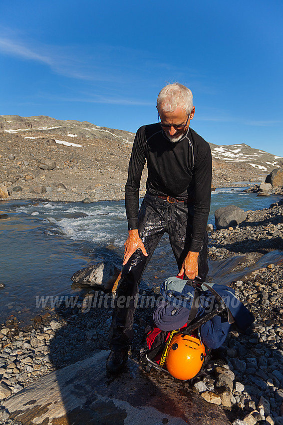 Vi har akkurat krysset flomstor breelv like nedenfor Uranosbreen og ikke alle kom helt tørre over. 