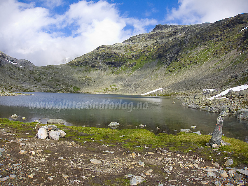 Ved Jervvatnet med Grånosi (1741 moh) i bakgrunnen.