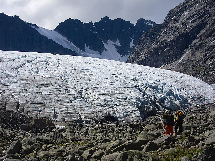 På vei mot fronten på Maradalsbreen med Maradalsryggen i bakgrunnen.