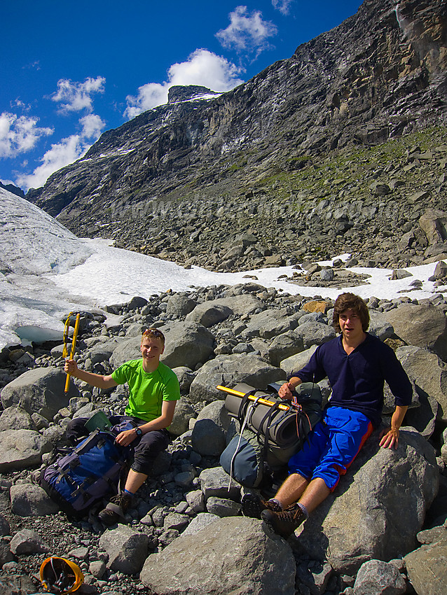 Pause ved fronten på Maradalsbreen. Gjertvasstinden kan anes i bakgrunnen.