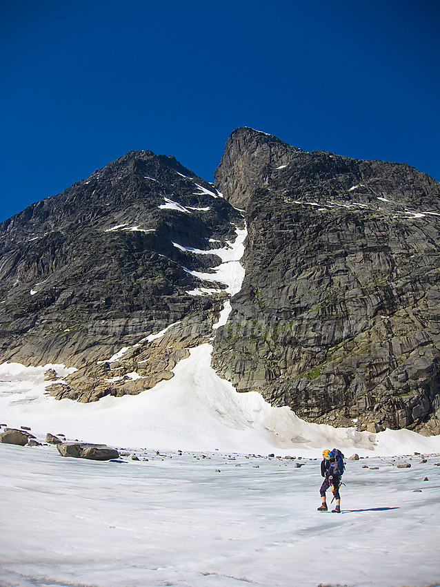 Brevandrer på Maradalsbreen med Gjertvasstinden (2351 moh) i bakgrunnen og den bratte renna som fører opp mot Gjertvasskardet.