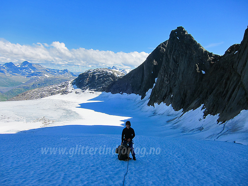 På Maradalsbreen med Kjerringi (1938 moh) bak til høyre.