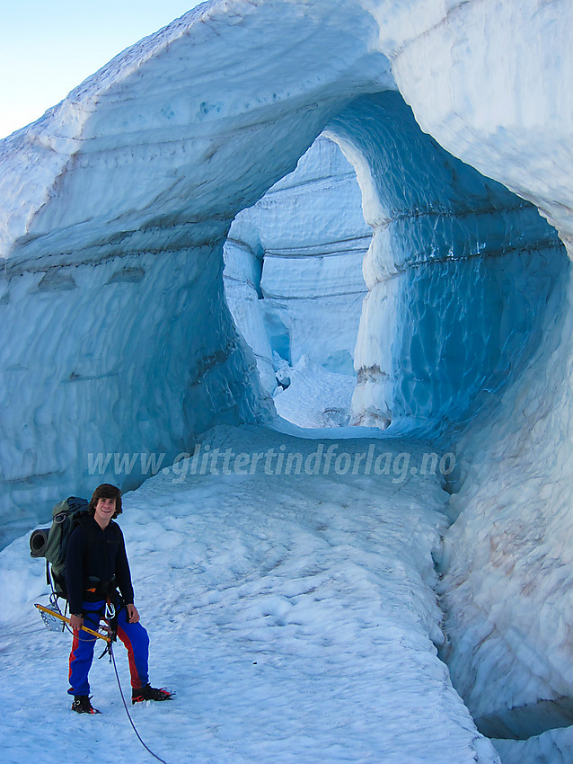 Stor istunnell på Maradalsbreen.