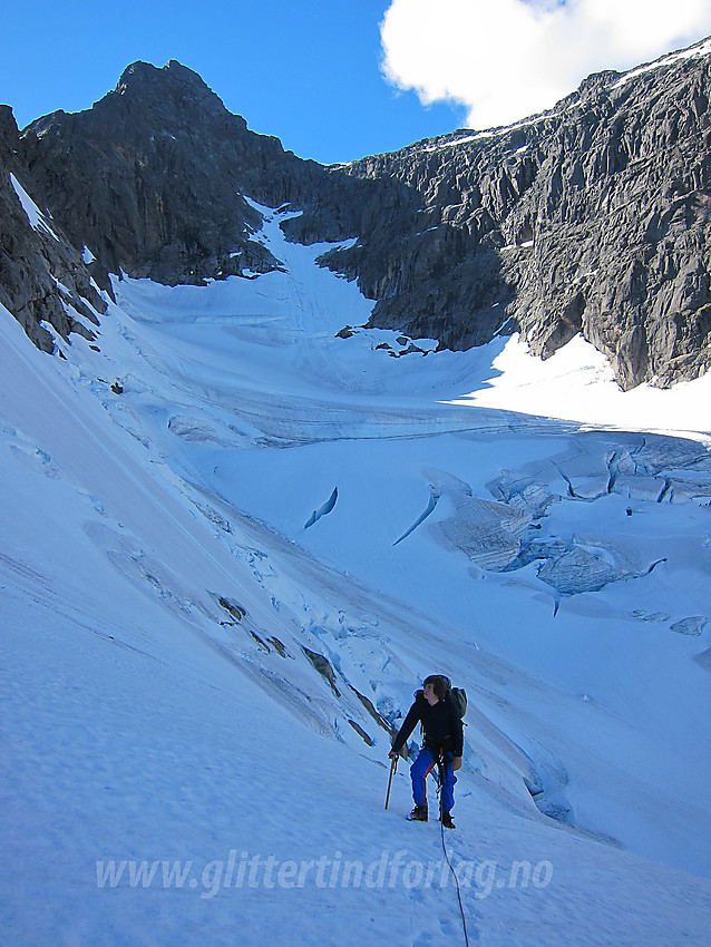 På vei opp Maradalsbreen. Hurrungane i bakgrunnen.