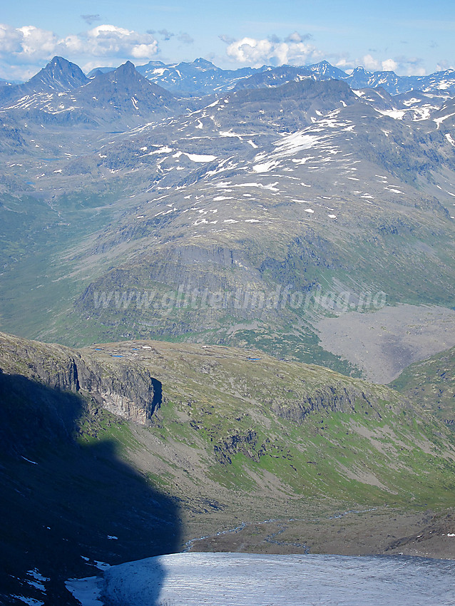 Fra Maradalsryggen med utsikt ned Maradalen og inn i Jotunheimen.