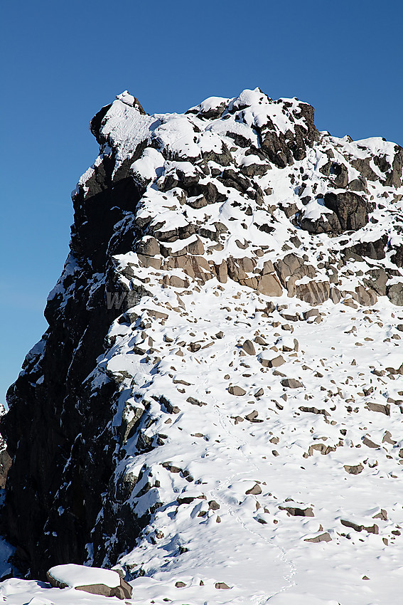 Slettmarkpiggen (2164 moh) med den første nysnøen på.