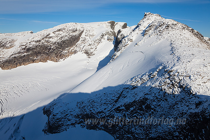 Utsikt fra Slettmarkkampen mot Slettmarkhøe (2190 moh) og Slettmarkpiggen (2164 moh) med Slettmarkbrean til venstre.