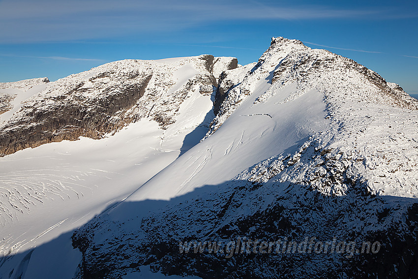 Utsikt fra Slettmarkkampen mot Slettmarkhøe (2190 moh) og Slettmarkpiggen (2164 moh) med Slettmarkbrean til venstre.