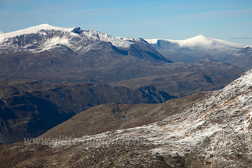 Utsikt fra Slettmarkkampen mot bl.a. Surtningssumassivet og Nautgardstinden.