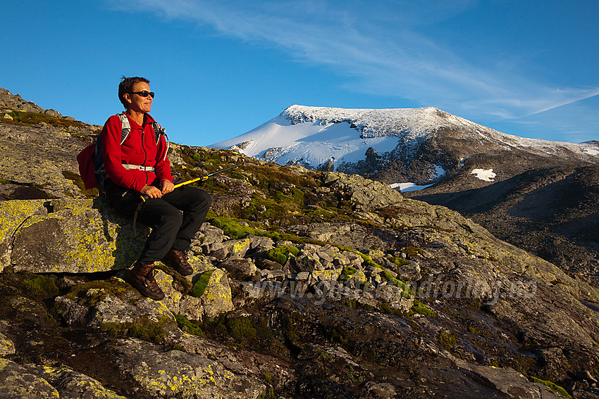 På vei ned fra Slettmarkpiggen med Galdebergtinden (2075 moh) i bakgrunnen.