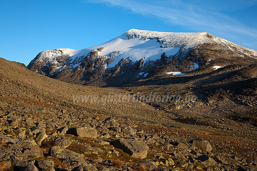 I Uksedalen med Galdebergtinden (2075 moh) der oppe.