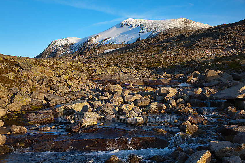 I Uksedalen med Galdebergtinden (2075 moh) der oppe.