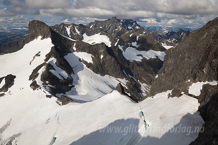 På bandet mellom Store og Vestre Austanbotintden med Berdalsbreen og Store Ringstinden (2124 moh) i forgrunnen. Videre ser man det meste av Hurrungane i bakgrunnen.