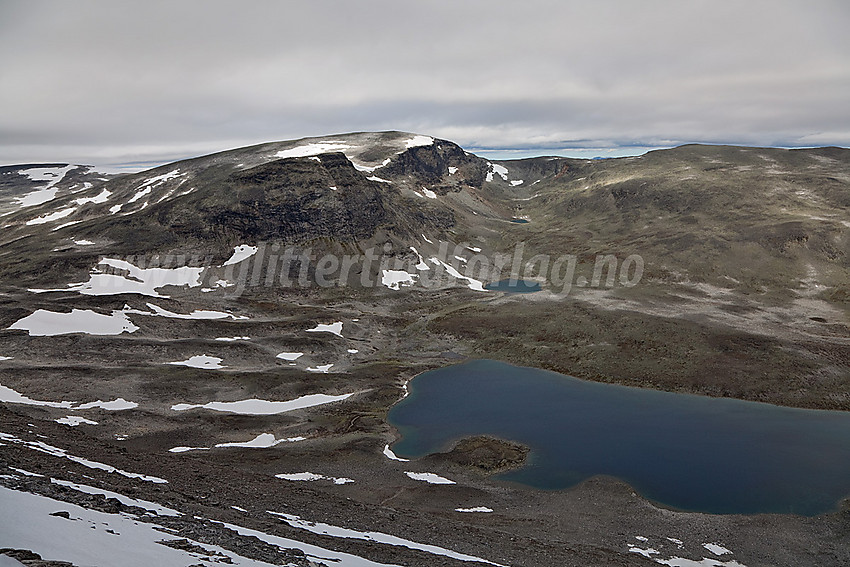 På vei opp mot Skarvedalsegge med utsikt til Gråhøe (2014 moh) på andre siden av Skarvedalen.