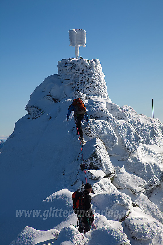 Tinderanglere på vei de siste meterne mot den flotte varden på Store Dyrhaugstinden (2147 moh).