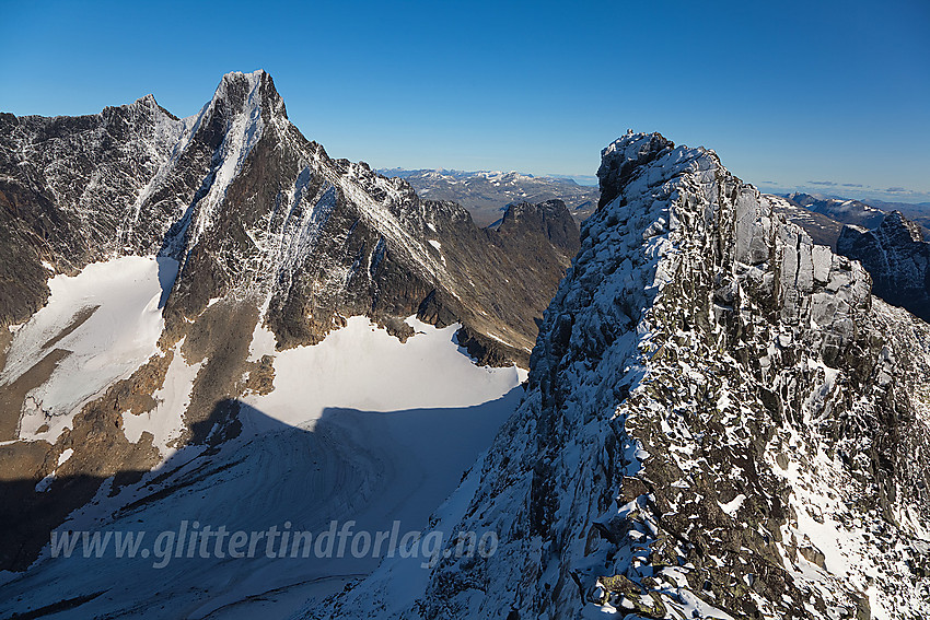 Fra Midtre Dyrhaugstinden Nord mot Midtre Dyrhaugstinden Sør. Bak til venstre Skagastølstinder med Storen (2405 moh) som den dominerende og Skagastølsbreen nede i gryta.