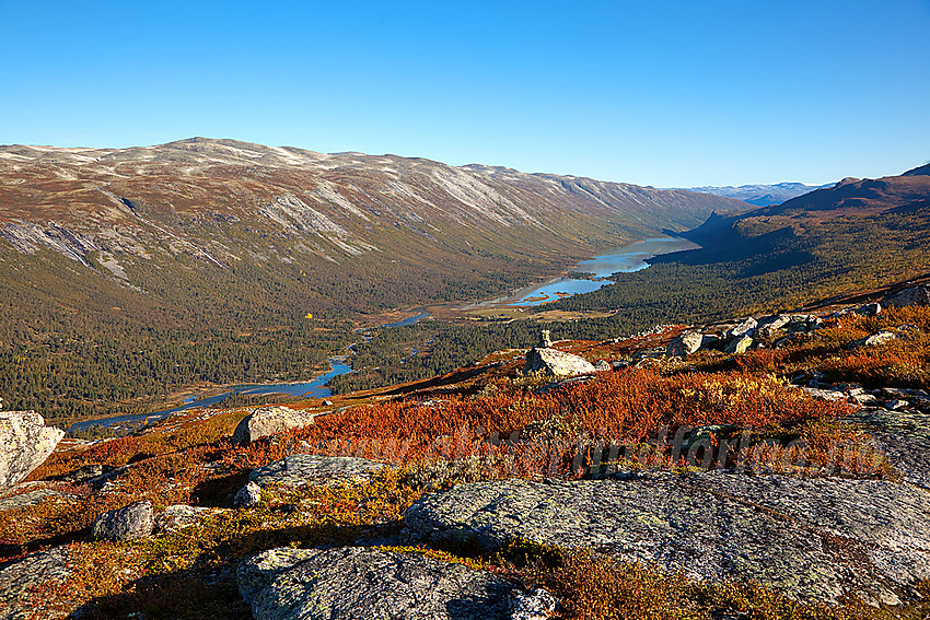 Utsikt nordover mot Sota Sæter og Liavatnet fra en tur til Tverrådalskyrkja.