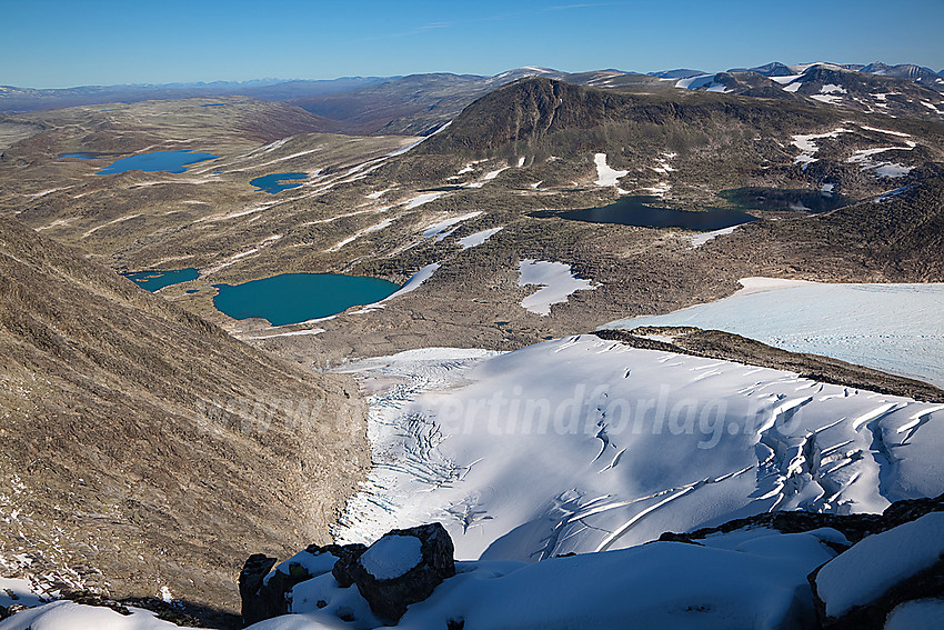 På ryggen mot Tverrådalskyrkja fra nord med utsik mot deler av Fortundalsbreen og Tundradalskyrkja (1970 moh).