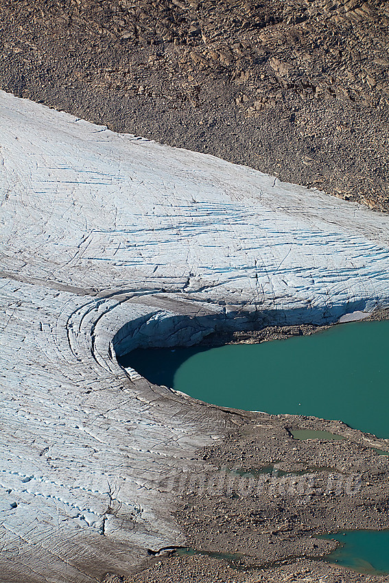 Nærstudie av fronten på Austre Kollebreen sett fra nordryggen på Tverrådalskyrkja.