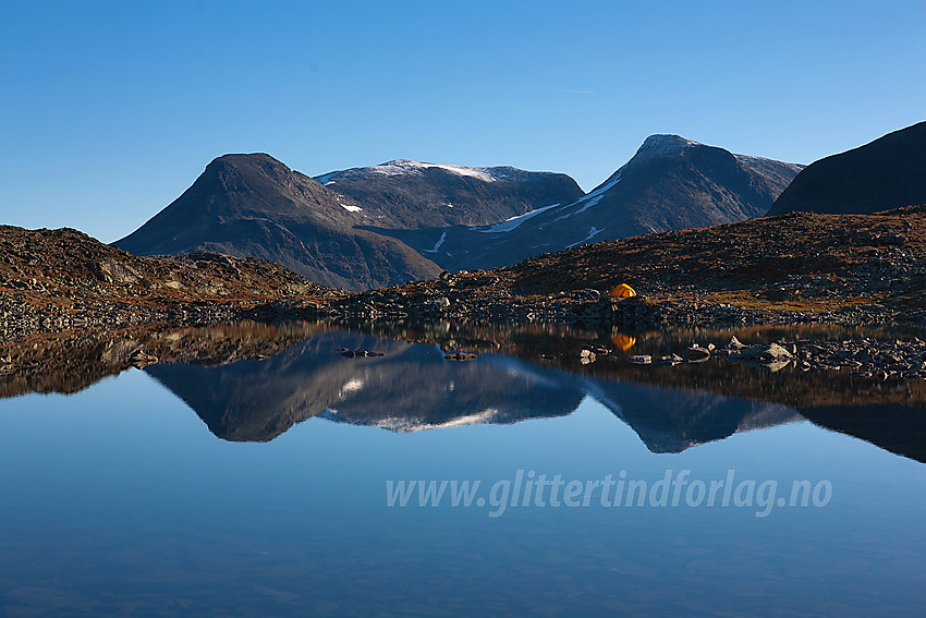 Høstmorgen på Øvre Dyrhaug mot Store Steindalsnosi (2025 moh) og Fannaråken (2068 moh).