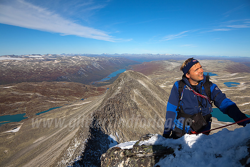 På vei opp nordryggen på Tverrådalskyrkja. Nordtoppen i bakgrunnen. I det fjerne ses Liavatnet hvor Sota Sæter ligger.