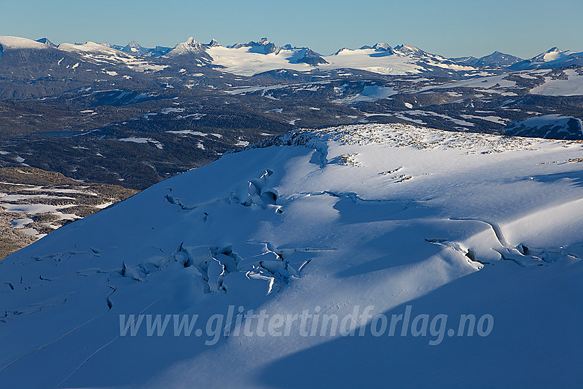 Fra Søre Tverrådalskyrkja mot øvre del av Fortundalsbreen. I bakgrunnen Smørstbbrean med Smørstabbtindane i Jotunheimen. Steinkollen (2018 moh) har sitt toppunkt like utenfor høyre bildekant i forgrunnen.