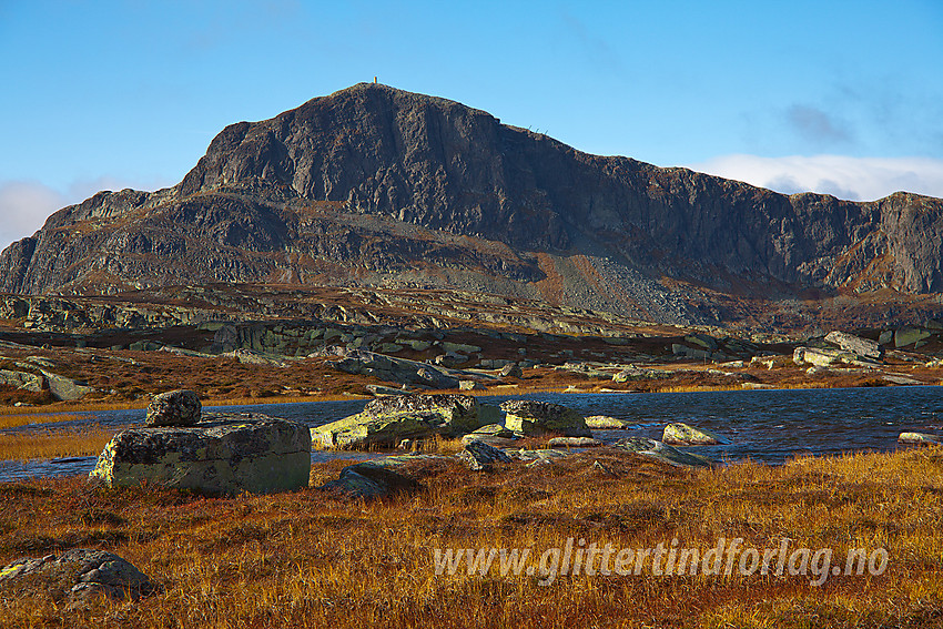 På vei mot Gravolskampen en høstdag med Bitihorn (1607 moh) i bakgrunnen.