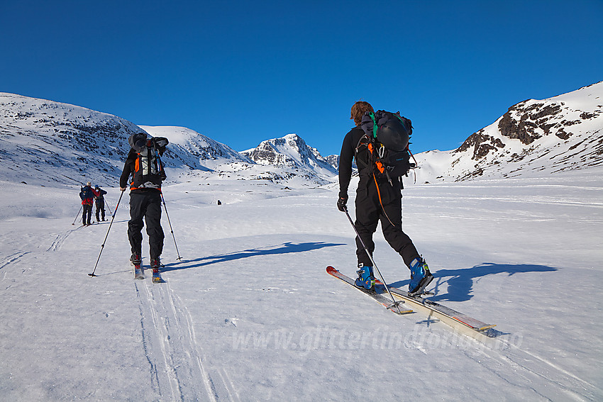 Skiløpere på vei inn Leirungsdalen med Munken i bakgrunnen.