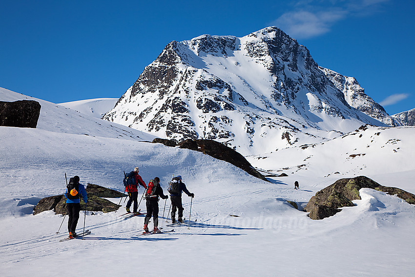 Skiløpere i Leirungsdalen på vei mot turens mål, Munken (2105 moh).