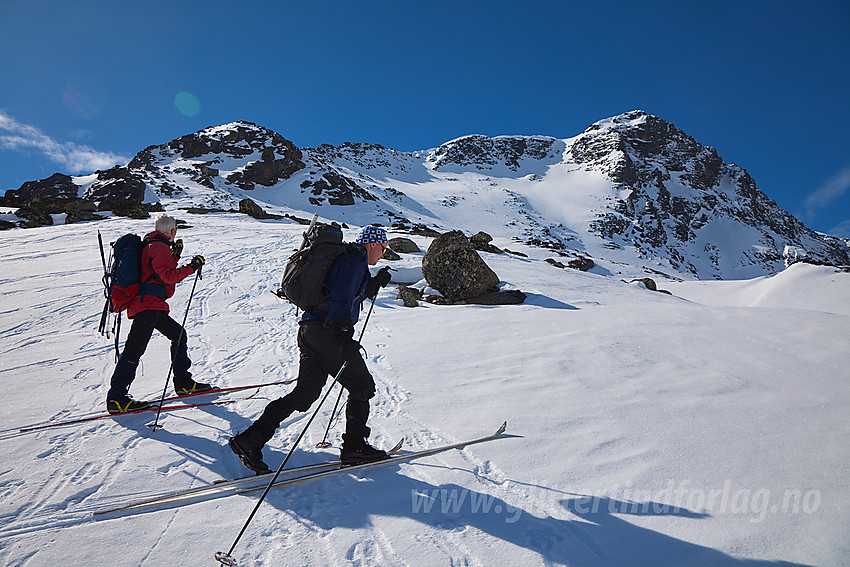 Skiløpere ved foten av Munken (2105 moh) i Gjendealpene.