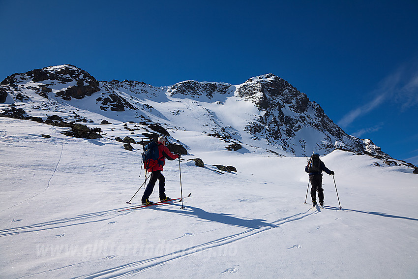 Skiløpere ved foten av Munken (2105 moh) i Gjendealpene.