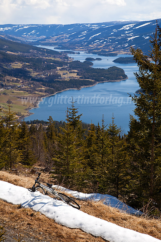 På sykkeltur på skogsbilveier fra Eggeåsen mot Slidre, med utsikt utover Slidrefjorden.