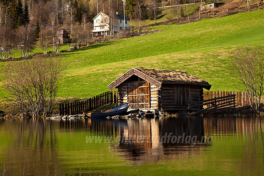 Båtnaust ved Heggefjorden fotografert under en vårpadletur.