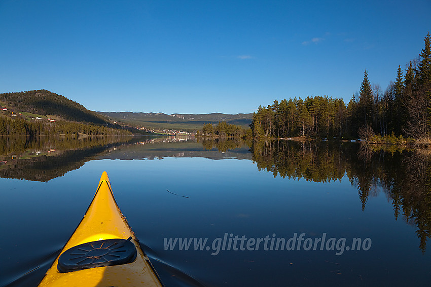 Padling på Heggefjorden med Heggenes i det fjerne.