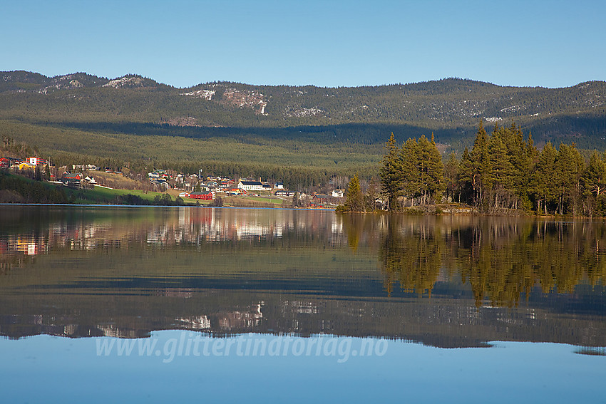 Heggenes speiler seg i Heggefjorden.