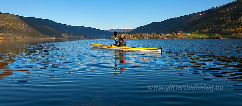 Padling på Strandefjorden en fin vårmorgen. Strandhalvøya i bakgrunnen.