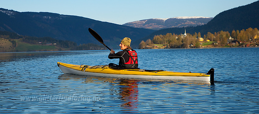 Padling på Strandefjorden en fin vårmorgen. Strandhalvøya i bakgrunnen. Ålfjell ses i bakgrunnen.