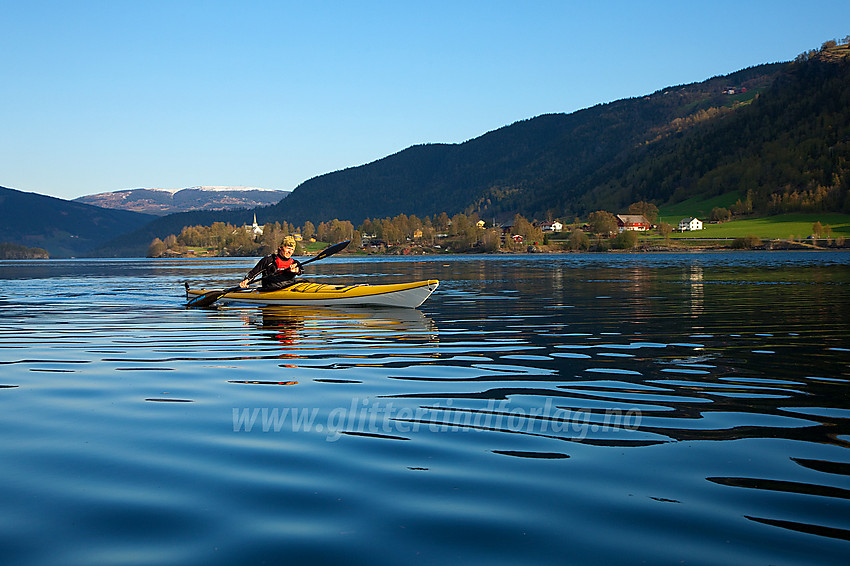 Padling på Strandefjorden en flott vårmorgen. Strand og Ålfjellet i bakgrunnen.