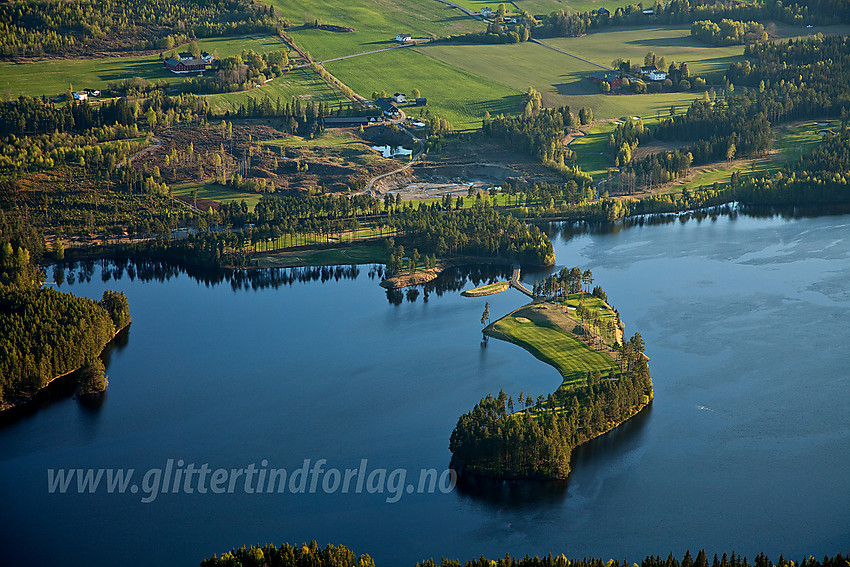 Fra Vardeberget mot Dokkafjorden og golfbanen i Vestringsbygda.