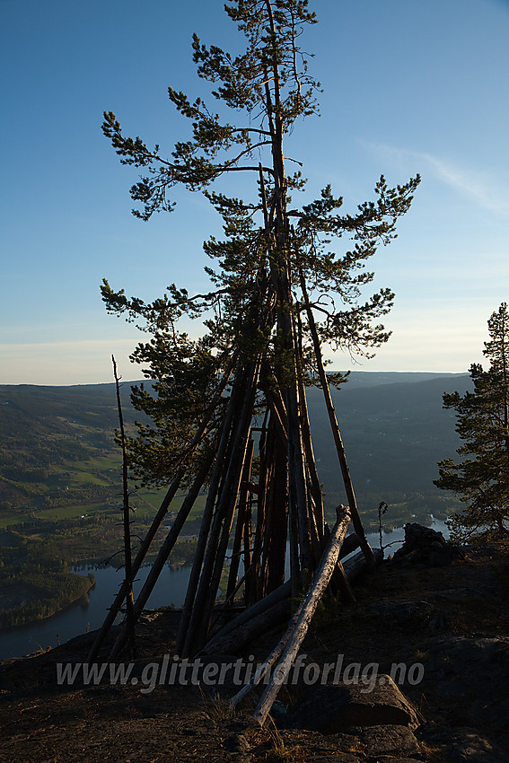 Krigsvarden på Vardberget i Aurdal i motlys. I bakgrunnen ses litt av Dokkafjorden.