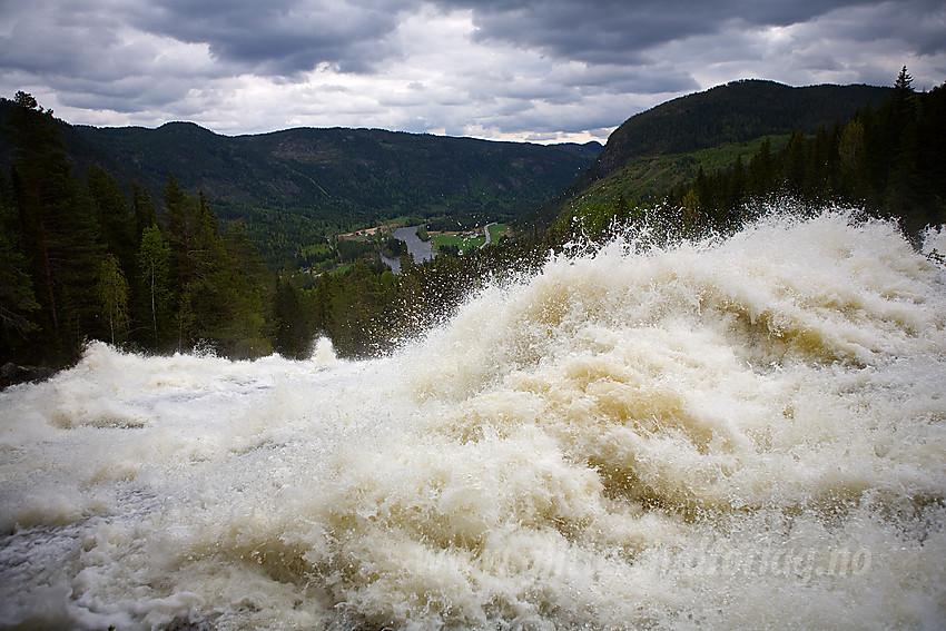 På vei oppover mot Kverviljuvet langs Hølera. Her med en flomstor Hølera i forgrunnen og Begnadalen i bakgrunnen.