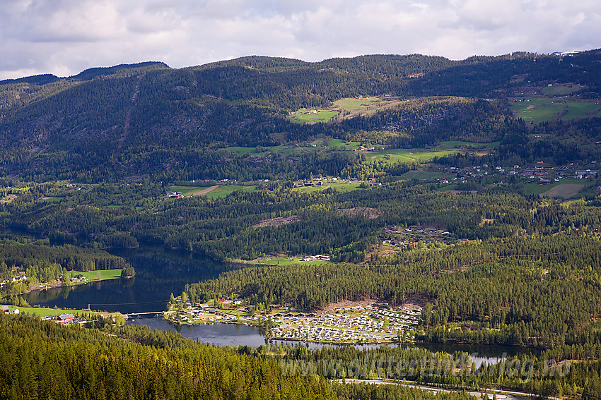 Utsikt fra nedre del av Bjødnastigen mot Aurdal Fjordcamping og Aurdalsbygda.