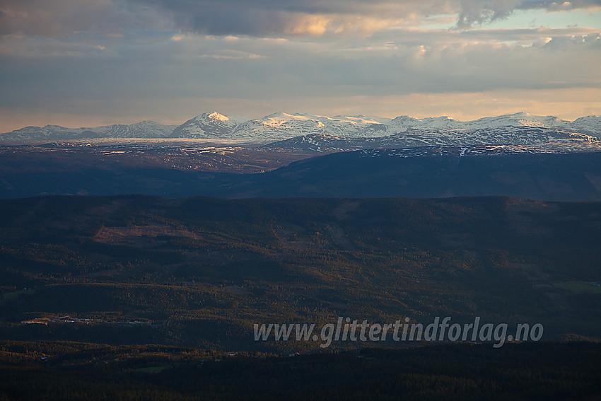 Under oppstigningen til Skarvemellen med telelinse i retning fjellryggen fra Skogshorn mot Veslebotnskarvet.