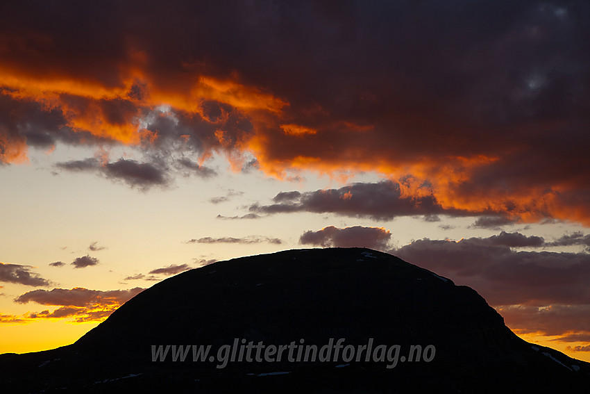 Vårkveld mot Rundemellens silhuett etter solnedgang.