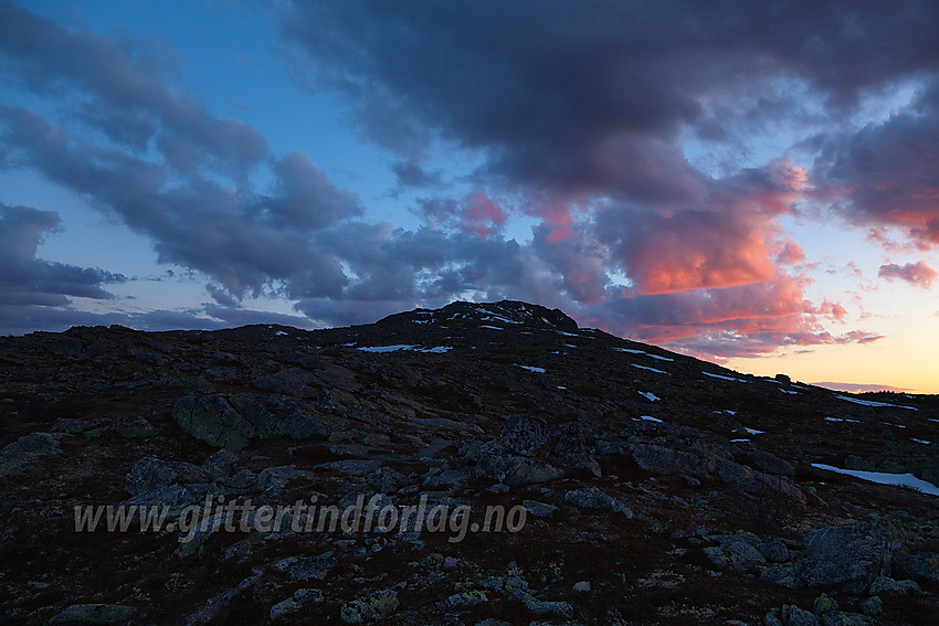 Oppover østryggen mot Skarvemellen etter solnedgang.