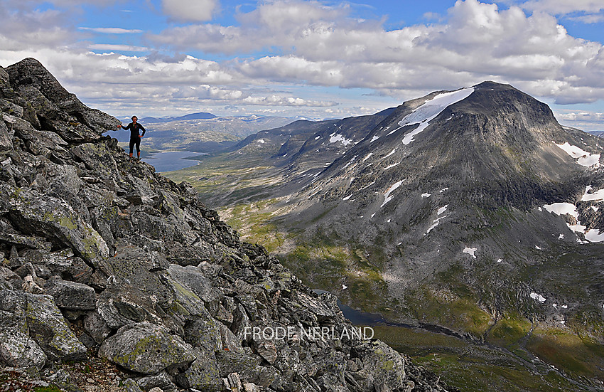 Oppunder Såtåtinden mot Reinsvatnet og Slåtthøene.