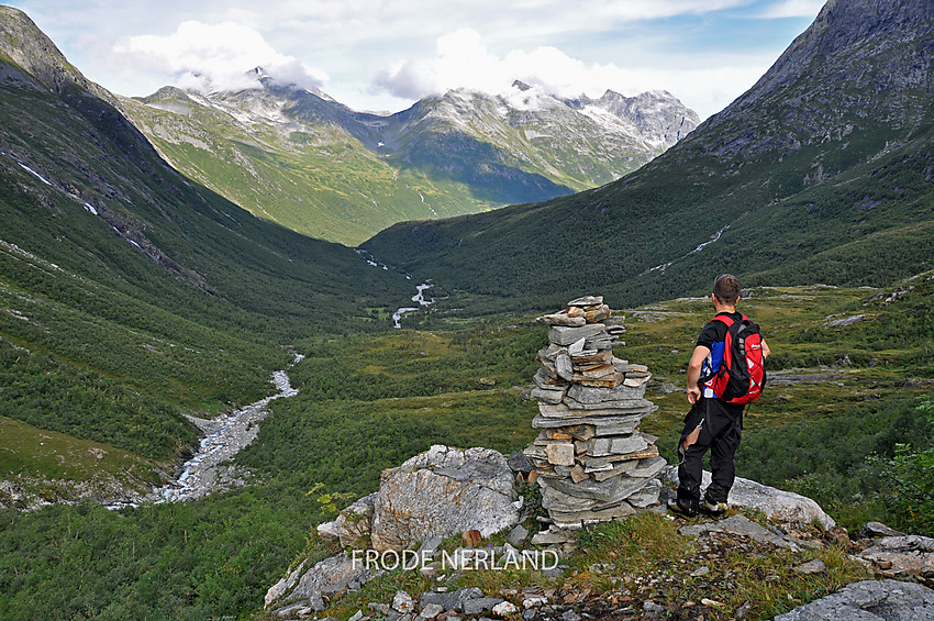 Fra Jønnstad i Øksendal. Fra venstre Litlskjorta,Glennfjellet,Litlgladnebba,Staveskoen og Ryssdalsnebba